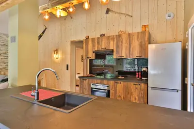 Cuisine ou kitchenette dans l'établissement Le Refuge du Bûcheron