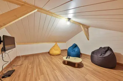 Télévision ou salle de divertissement dans l'établissement Le Refuge du Bûcheron