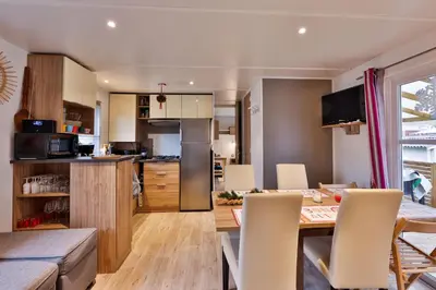 Cuisine ou kitchenette dans l'établissement Grand Mobil Home 6 personnes climatisé avec 3 chambres et 2 salles de bains à Munster en Alsace