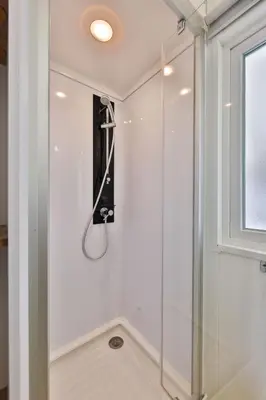 Salle de bains dans l'établissement Grand Mobil Home 6 personnes climatisé avec 3 chambres et 2 salles de bains à Munster en Alsace
