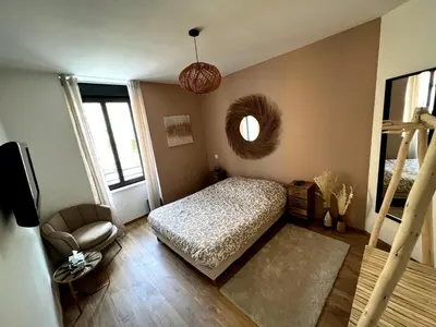 Un ou plusieurs lits dans un hébergement de l'établissement Belle chambre cosy, proche centre-ville et gare