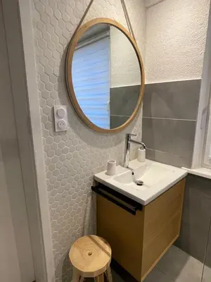 Salle de bains dans l'établissement « À deux pas de la petite Venise »