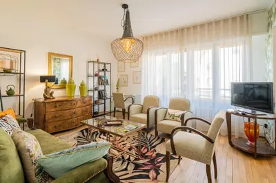 Télévision ou salle de divertissement dans l'établissement La Maison de Lucie - grande maison idéale en famille ou entre amis - jardin - parking gratuit