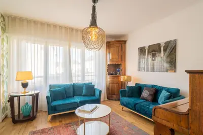 Coin salon dans l'établissement La Maison de Lucie - grande maison idéale en famille ou entre amis - jardin - parking gratuit