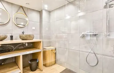 Salle de bains dans l'établissement L’Alsacienne room et spa