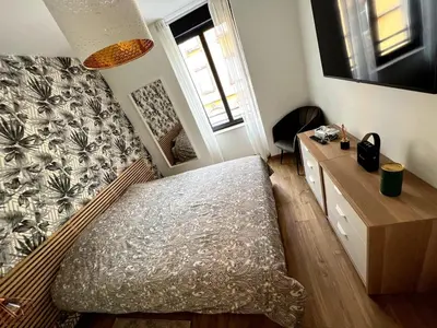 Un ou plusieurs lits dans un hébergement de l'établissement Chambre cosy, proche centre-ville et gare