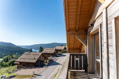 Vue générale sur la montagne ou vue sur la montagne depuis le chalet