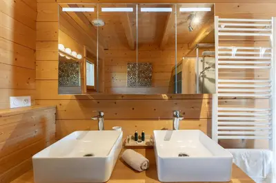 Salle de bains dans l'établissement Chalet des Cîmes, chaleureux avec jacuzzi et sauna