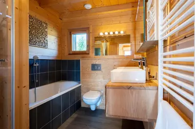 Salle de bains dans l'établissement Chalet des Cîmes, chaleureux avec jacuzzi et sauna