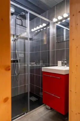 Salle de bains dans l'établissement Chalet des Cîmes, chaleureux avec jacuzzi et sauna