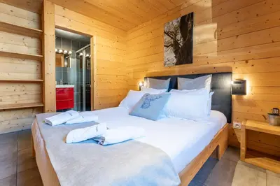 Un ou plusieurs lits dans un hébergement de l'établissement Chalet des Cîmes, chaleureux avec jacuzzi et sauna