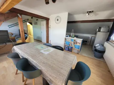 Cuisine ou kitchenette dans l'établissement Le Trésor des Vosges Appartement spacieux et lumineux 80m2 - jeux arcades - idéal famille 4 à 6 personnes