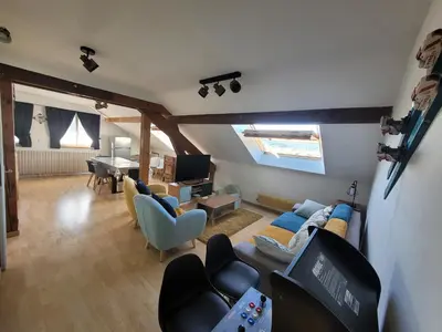 Coin salon dans l'établissement Le Trésor des Vosges Appartement spacieux et lumineux 80m2 - jeux arcades - idéal famille 4 à 6 personnes