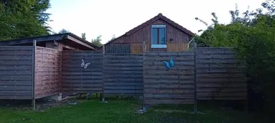 Jardin de l'établissement Gîte de charme avec jacuzzi étang babyfoot et rivière