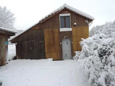 L'établissement Gîte de charme avec jacuzzi étang babyfoot et rivière en hiver