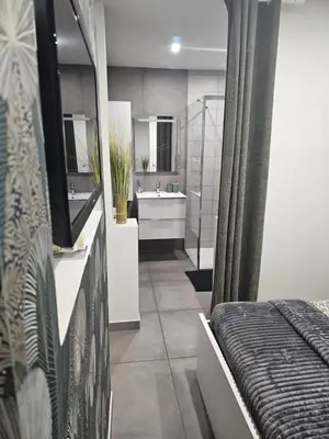 Salle de bains dans l'établissement Studio meublé - Comme à la maison