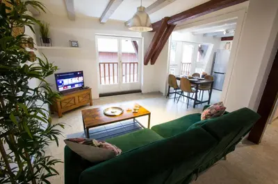 Télévision ou salle de divertissement dans l'établissement La couronne Maison 80m2 garage & terrasse