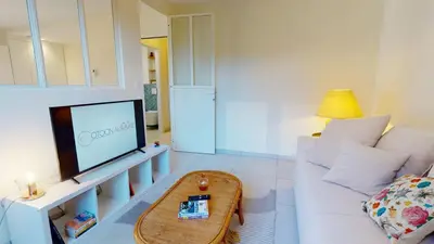 Télévision ou salle de divertissement dans l'établissement Appartements Le Tilleul de la Vallée Noble