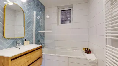 Salle de bains dans l'établissement Appartements Le Tilleul de la Vallée Noble