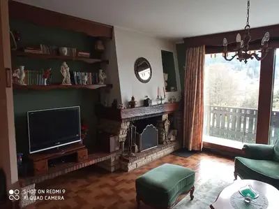 Télévision ou salle de divertissement dans l'établissement Chez Vivi et Jean Pierre Maison 9 personnes au calme vue montagne WIFI