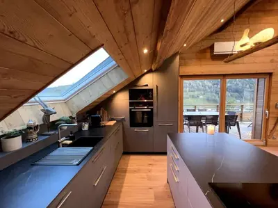 Cuisine ou kitchenette dans l'établissement Splendide appartement style chalet classé 4 étoiles, terrasse face à la montagne