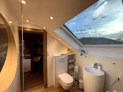 Salle de bains dans l'établissement Splendide appartement style chalet classé 4 étoiles, terrasse face à la montagne