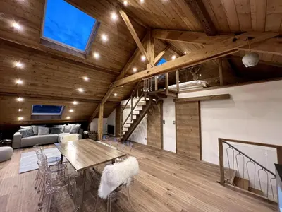 Coin salon dans l'établissement Splendide appartement style chalet classé 4 étoiles, terrasse face à la montagne