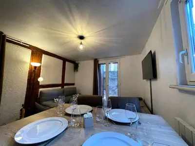 Télévision ou salle de divertissement dans l'établissement L'Alsacien - Appartement avec Terrasse - Cuisine équipée - WiFi Gratuit