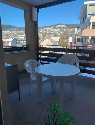 Balcon ou terrasse dans l'établissement Magnifique T3 avec balcon vue montagne , plein centre et proche du lac