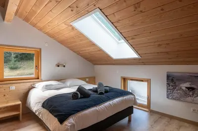 Un ou plusieurs lits dans un hébergement de l'établissement Chalet L'Urson, spacieux, jacuzzi, hammam et sauna