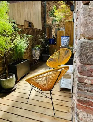 Jardin de l'établissement La Maison Rouge Au coeur historique de Riquewihr