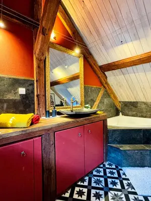Salle de bains dans l'établissement La Maison Rouge Au coeur historique de Riquewihr