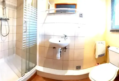 Salle de bains dans l'établissement Maison de charme avec jardin à Ingersheim - Chaleur cosy
