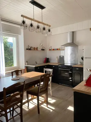 Cuisine ou kitchenette dans l'établissement Maison chaleureuse - Gérardmer
