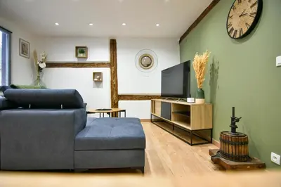 Télévision ou salle de divertissement dans l'établissement Au Duplex de Jeannala