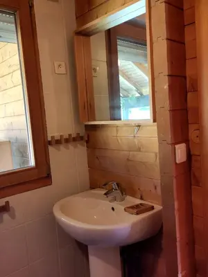 Salle de bains dans l'établissement Grand Valtin : chalet écolo 4 étoiles 14 personnes