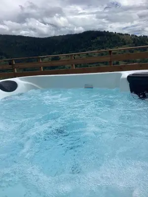 Piscine de l'établissement Les Chalets Bambi & Jacuzzi privatif ou située à proximité