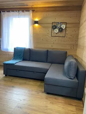 Coin salon dans l'établissement Les Chalets Bambi & Jacuzzi privatif