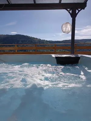 Piscine de l'établissement Les Chalets Bambi & Jacuzzi privatif ou située à proximité