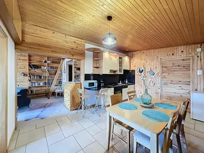 Télévision ou salle de divertissement dans l'établissement La Tanière : 4 personnes