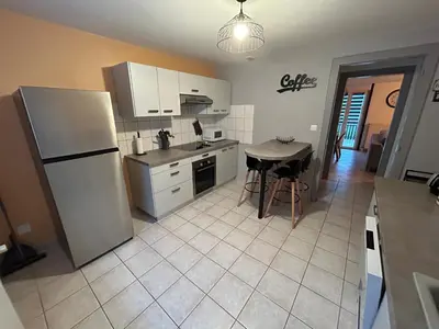 Cuisine ou kitchenette dans l'établissement Appartement de Camargaux 70m2 secteur très calme