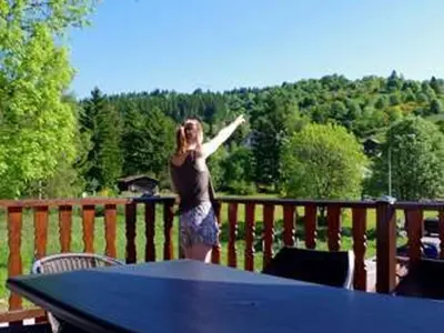 Balcon ou terrasse dans l'établissement Chalet familial à La Bresse, proche randonnées, WIFI, animaux admis - FR-1-589-425