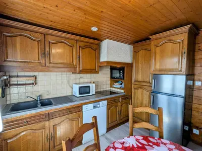 Cuisine ou kitchenette dans l'établissement Chalet familial à La Bresse, proche randonnées, WIFI, animaux admis - FR-1-589-425