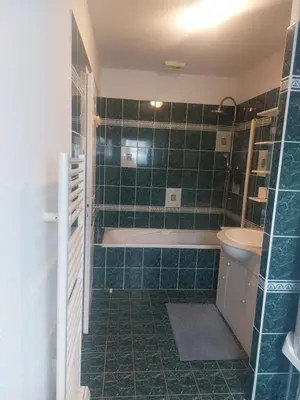 Salle de bains dans l'établissement Résidence PRIMAVERA. Les logis mansardés