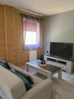 Télévision ou salle de divertissement dans l'établissement La Ferme du Badon