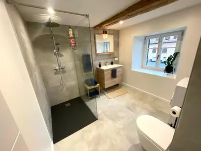 Salle de bains dans l'établissement Gîte au cœur des remparts-parking facile