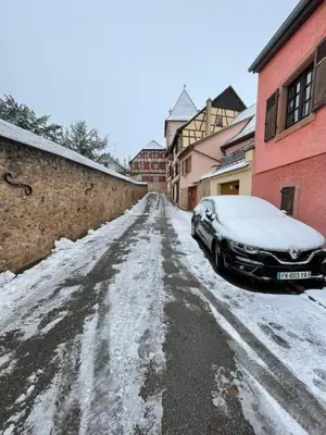 L'établissement Gîte au cœur des remparts-parking facile en hiver