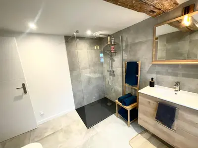 Salle de bains dans l'établissement Gîte au cœur des remparts-parking facile