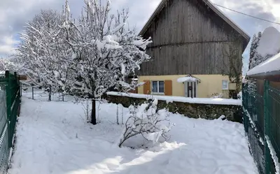 L'établissement Gîte du Hibou - jolie dépendance sur verger en hiver