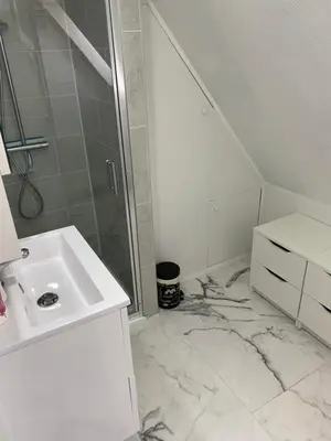 Salle de bains dans l'établissement Chambre rustique avec double lit et sa salle de bain privée